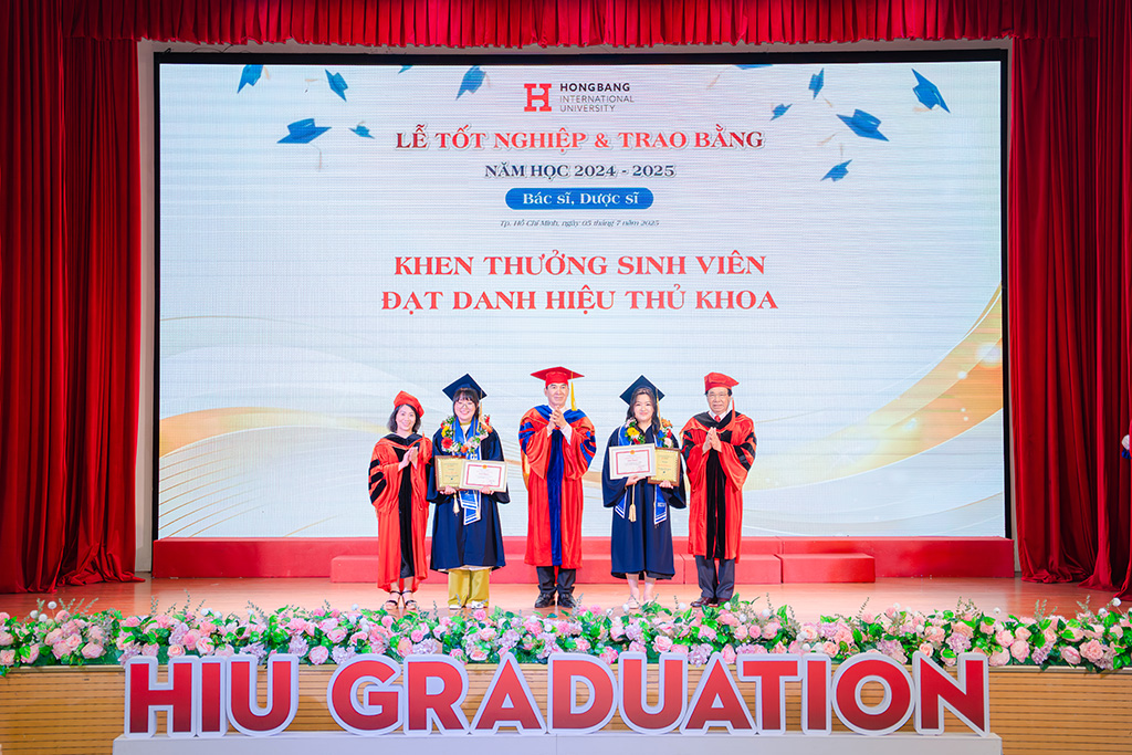 Khen thưởng sinh viên đạt danh hiệu Thủ khoa