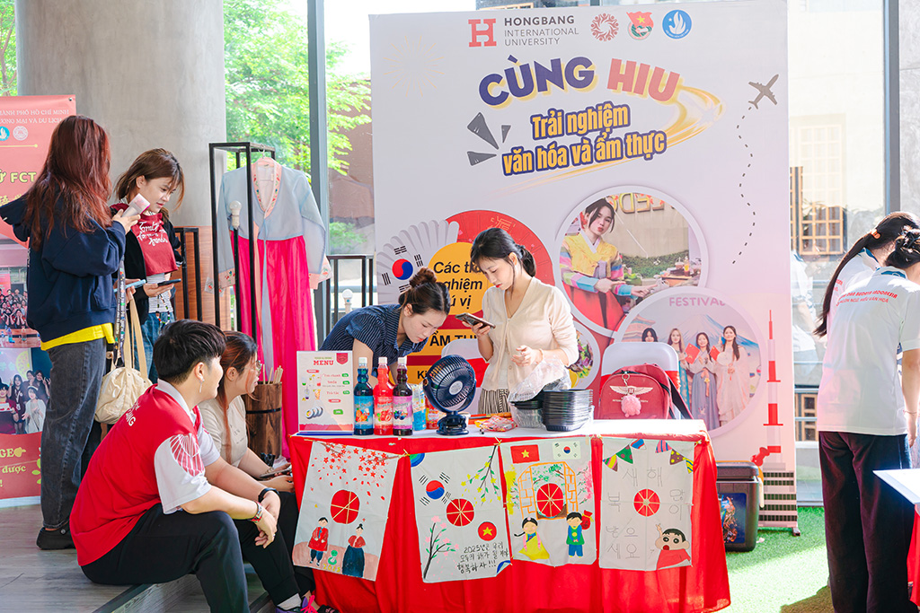 Không gian giao lưu quốc tế do sinh viên Khoa Ngôn ngữ và Văn hóa Quốc tế HIU phụ trách