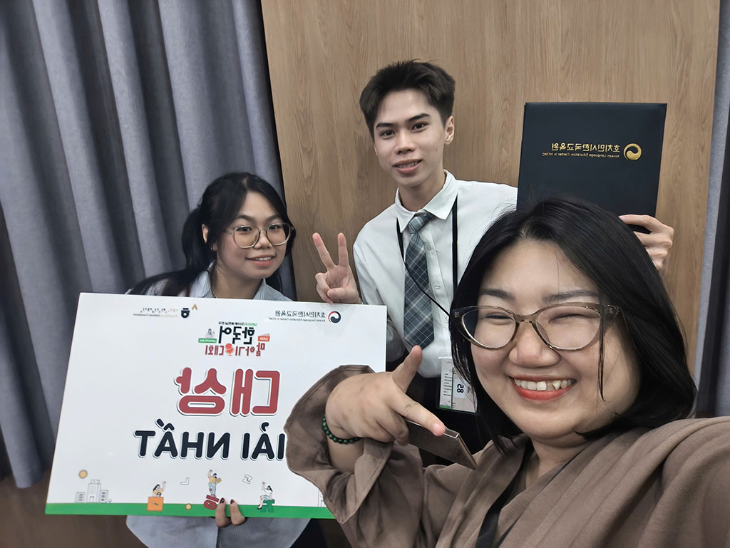 Cô ThS. NCS Nguyễn Thị Hạnh Dung (áo nâu) người luôn đồng hạnh,  hỗ trợ và động viên Hậu trong suốt cuộc thi diễn ra