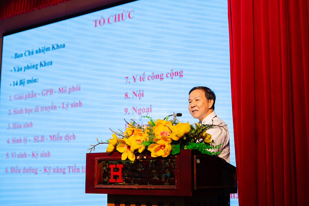 Trưởng khoa Y PGS.TS.BS Hà Văn Thiệu chia sẻ cùng tân sinh viên K25 trong Ngày hội
