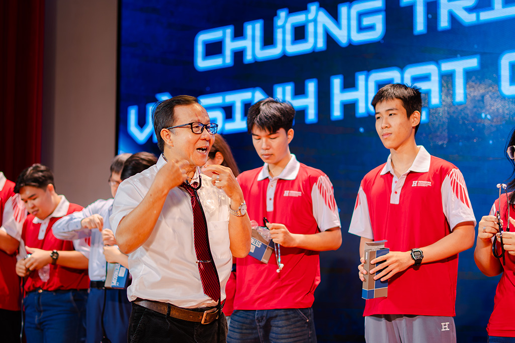 PGS.TS.BS Hà Văn Thiệu - Trưởng khoa Y hướng dẫn các tân sinh viên đeo và sử dụng ống nghe y tế