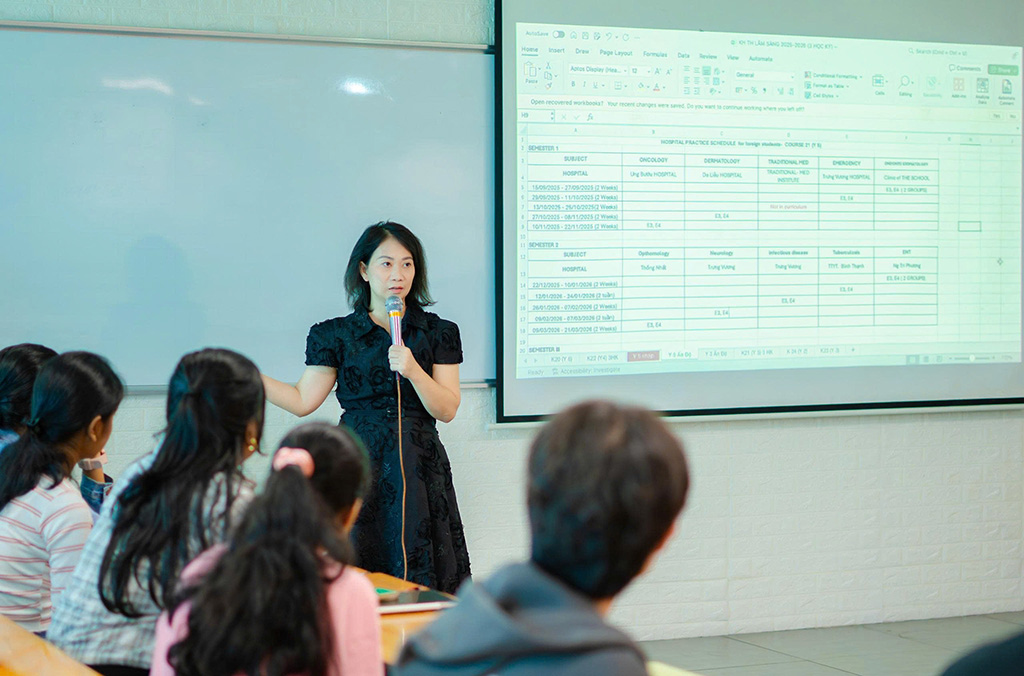 PGS. TS. DS Nguyễn Thị Thu Thủy - Phó Hiệu trưởng Trường Đại học Quốc tế Hồng Bàng chia sẻ tại Orientation Day