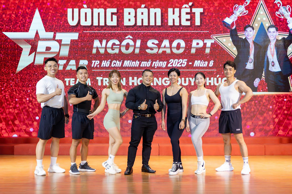 Các thí sinh chụp ảnh cùng các Mentor Coach tại Vòng bán kết