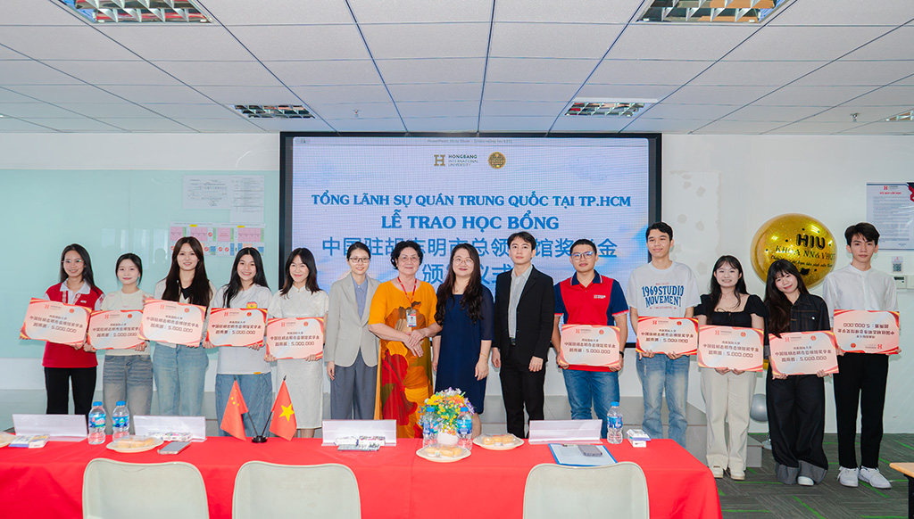 Các bạn sinh viên HIU vinh dự nhận học bổng từ Tổng Lãnh sự quán Trung Quốc tại TP.HCM ngày 16/9/2025