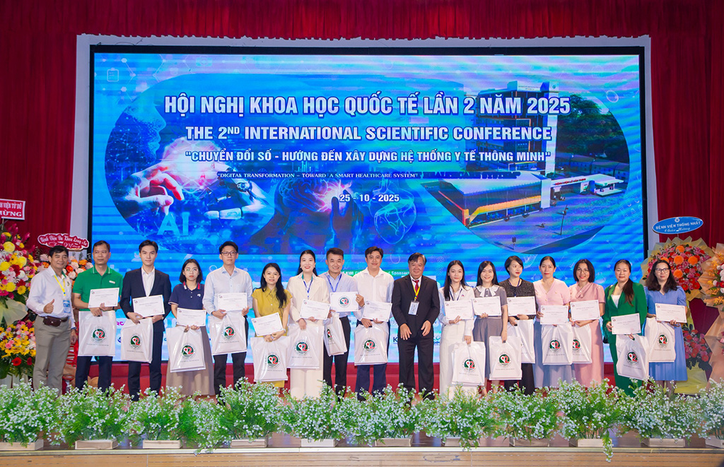 Ban tổ chức trao giấy chứng nhận cho các báo viên tại Hội nghị Khoa học Quốc tế lần 2