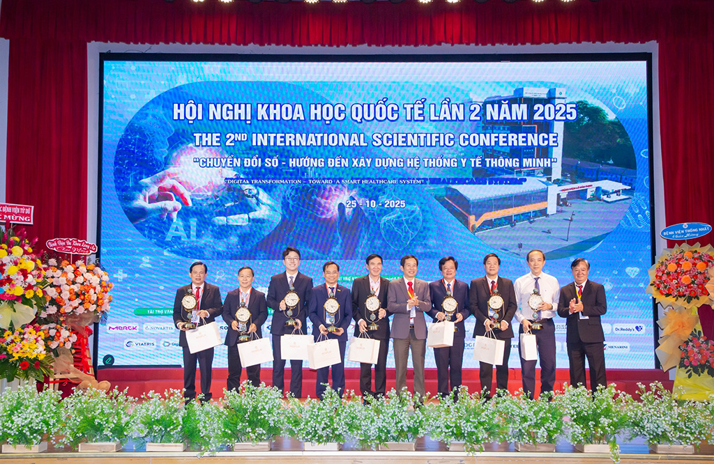 Ban tổ chức trao tặng quà lưu niệm cho các đại biểu tham dự hội nghị