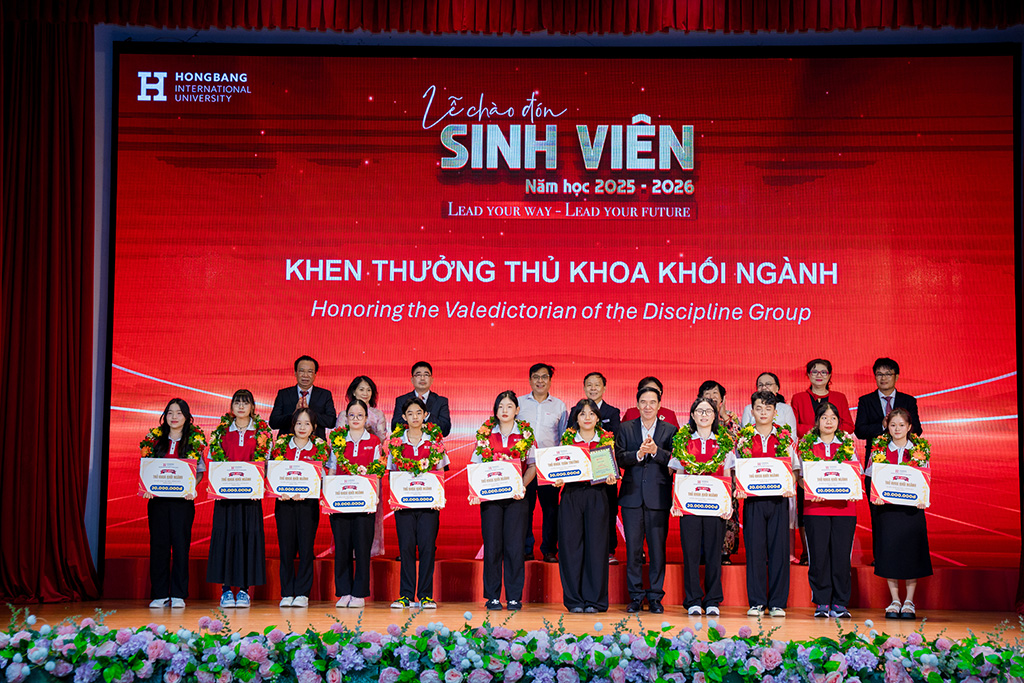 Ban Giám hiệu HIU trao giấy khen cho các tân thủ khoa khối ngành năm học 2025–2026, ghi nhận thành tích xuất sắc trong kỳ tuyển sinh.