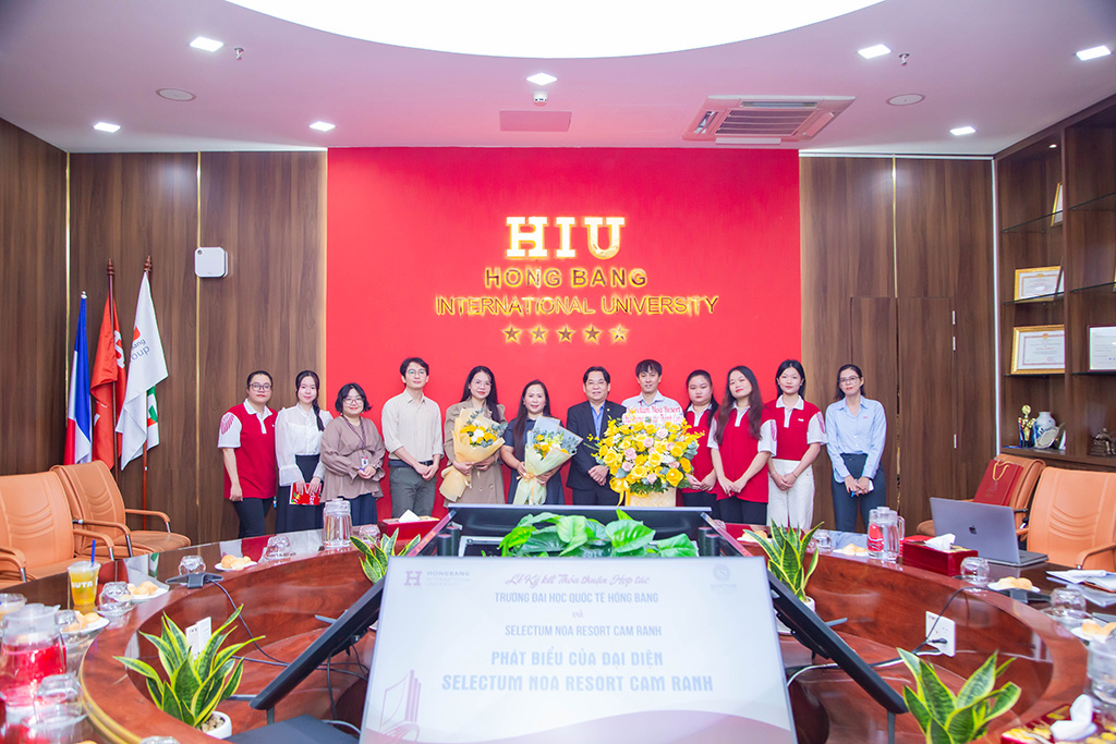 Đại diện Trường Đại học Quốc tế Hồng Bàng và Khu nghỉ dưỡng Selectum Noa Resort Cam Ranh chụp ảnh lưu niệm sau lễ ký kết hợp tác.