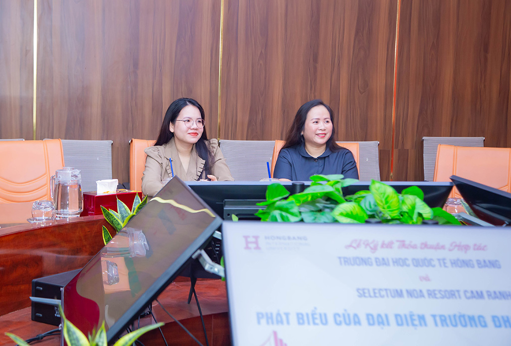 Bà Lê Huỳnh Khánh Huy (phải) và bà Nguyễn Thị Thanh Trúc (trái) đại diện Selectum Noa Resort Cam Ranh tham dự lễ ký kết