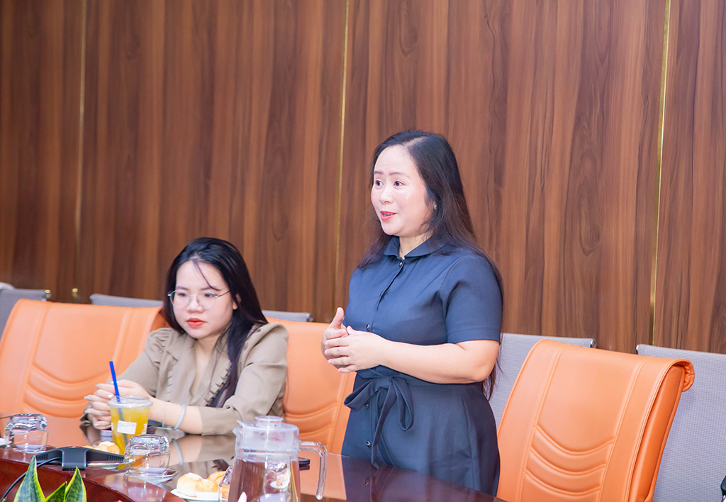 Bà Lê Huỳnh Khánh Huy, Giám đốc Nhân sự Selectum Noa Resort Cam Ranh, chia sẻ định hướng hợp tác cùng HIU trong đào tạo, tuyển dụng sinh viên.