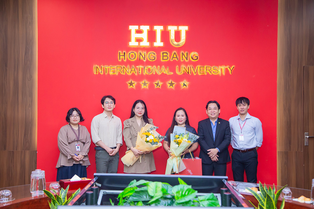 Đại diện HIU tặng hoa cho Khu nghỉ dưỡng Selectum Noa Resort Cam Ranh, bày tỏ lời cảm ơn và tri ân đối tác.