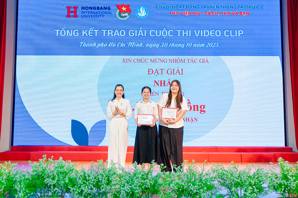 ThS. NCS Trần Thúy Trâm Quyên – Phó Hiệu trưởng HIU chúc mừng đội thi Khoa Ngôn ngữ và Văn hóa Quốc tế đạt Giải Nhất cuộc thi Video Clip “Thư viện HIU – Sách, Thơ và Bạn”.