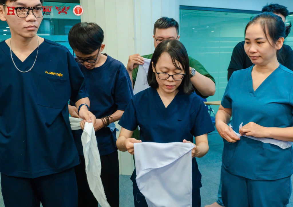 ThS.BS Nhan Hồng Tâm - Phó Trưởng Bộ môn Y học cổ truyền (giữa) hướng dẫn thực hành một trong các kỹ thuật judo