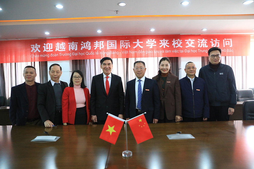 Đại diện hai trường chụp ảnh lưu niệm