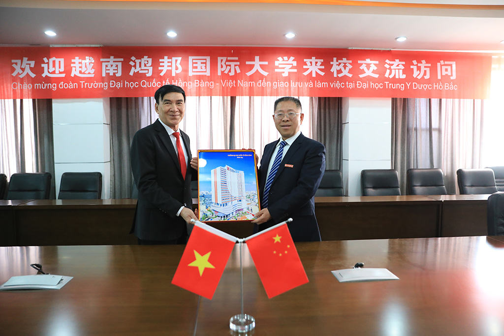 Lãnh đạo hai trường trao quà lưu niệm cho nhau