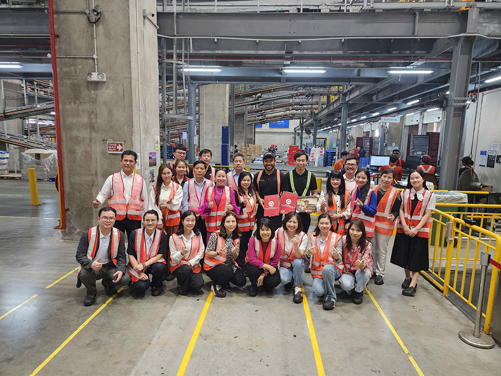 Đoàn tham quan doanh nghiệp để tìm hiểu quy trình vận hành tại cảng biển, kho vận, doanh nghiệp thương mại điện tử