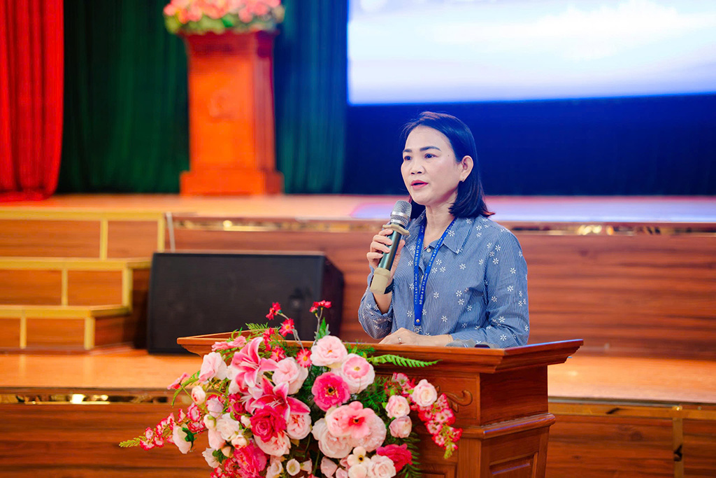 Phó Giám đốc Sở GD&ĐT, bà Huỳnh Lê Như Trang, trình bày định hướng tổng thể về công tác khởi nghiệp trong giáo dục