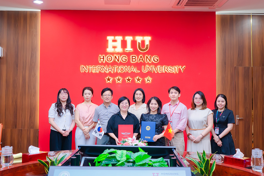 PGS.TS.DS Nguyễn Thị Thu Thủy (phải) và GS.TS Kim Eun Hee (trái) ký kết Biên bản ghi nhớ hợp tác dưới sự chứng kiến của đại diện hai bên