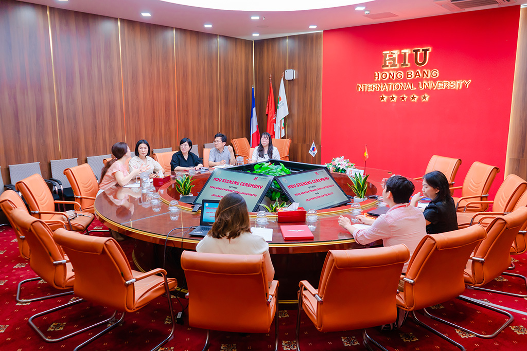 Không khí trao đổi và làm việc giữa hai trường tại HIU sáng ngày 25/11