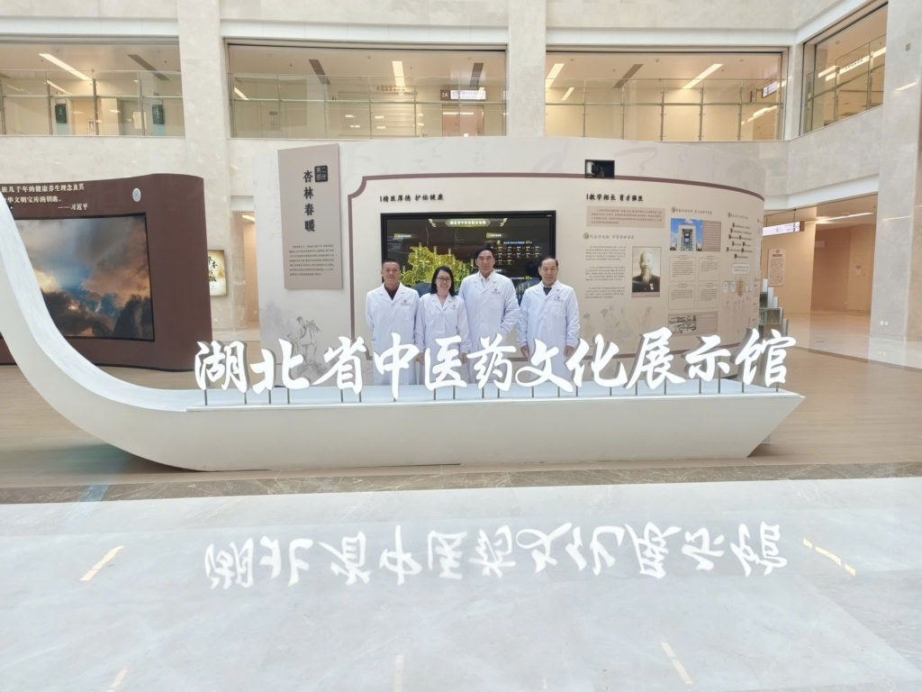 Đoàn công tác Trường Đại học Quốc tế Hồng Bàng tham quan Bệnh viện Trung y Dược Hồ Bắc