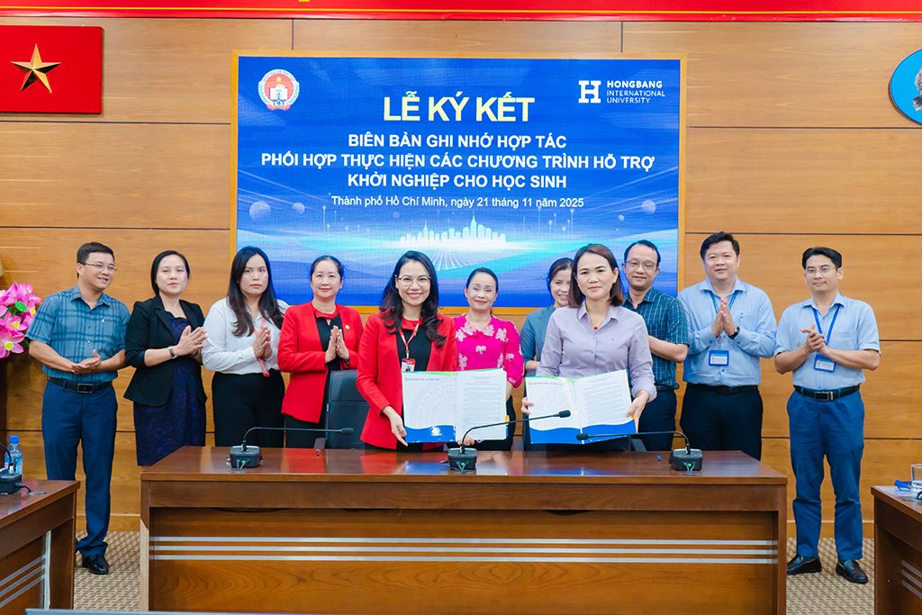 ThS.NCS. Trần Thúy Trâm Quyên - Phó Hiệu trưởng HIU và Bà Huỳnh Lê Như Trang - Phó Giám đốc Sở GD&ĐT TP.HCM ký kết hợp tác dưới sự chứng kiến của lãnh đạo các phòng/ban chức năng thuộc Sở; Ban huấn luyện là các PGS, TS của HIU cùng đại diện doanh nghiệp đồng hành và Hiệp hội Phát triển Công nghiệp Văn hóa Việt Nam