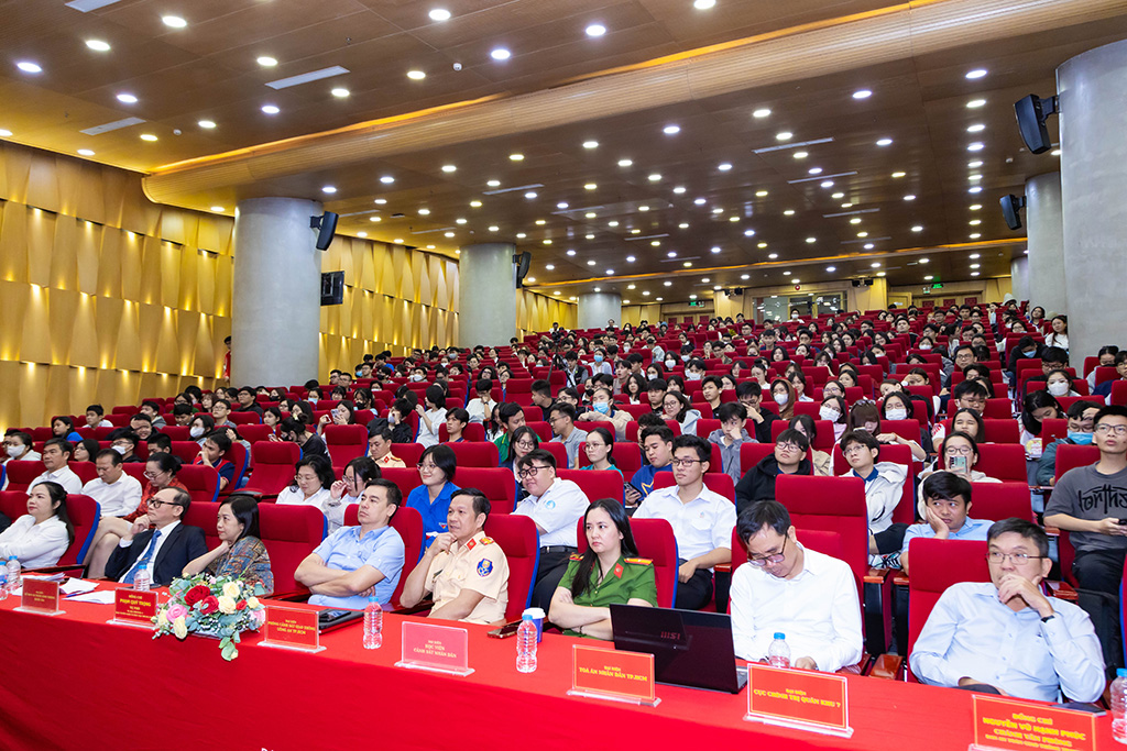 Chương trình tuyên truyền pháp luật về trật tự, an toàn giao thông với chủ đề: “Không giao xe cho người không đủ điều kiện điều khiển phương tiện tham gia giao thông” do Báo Công lý phối hợp tổ chúc tại trường Đại học Quốc tế Hồng Bàng