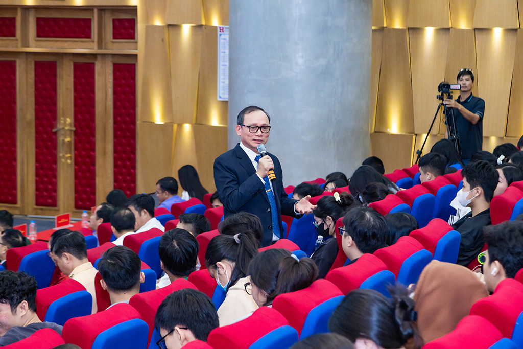 Thượng tá - Tiến sĩ Đào Trung Hiếu trả lời câu hỏi của các bạn sinh viên và tư vấn về pháp luật TTATGT