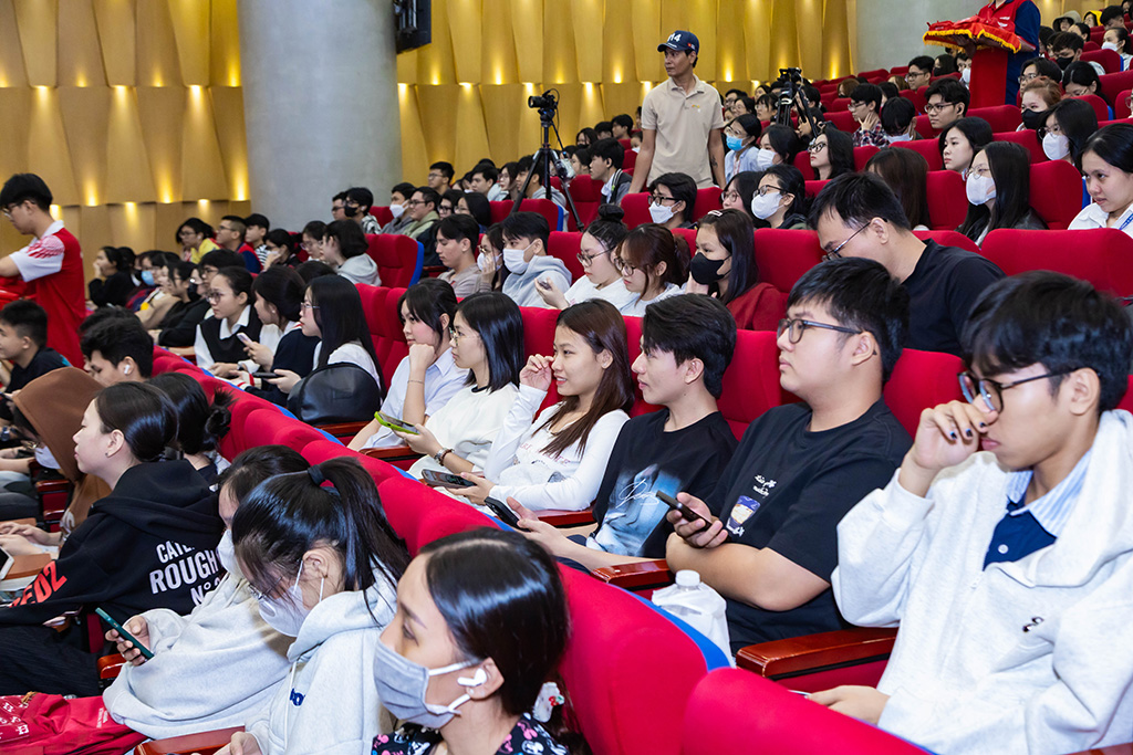 Chương trình thu hút đông đảo sinh viên tham gia tìm hiểu về pháp luật TTATGT cho Tổ chuyên gia trong chương trình