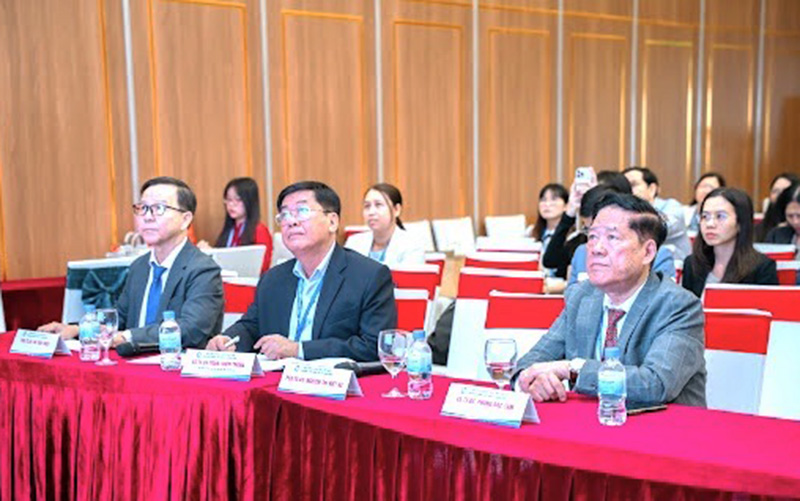 PGS.TS.BS. Hà Văn Thiệu - Trưởng Khoa Y (bìa trái) đồng Chủ tọa tại tại Hội nghị Khoa học Tiêu hóa Toàn quốc lần thứ 31