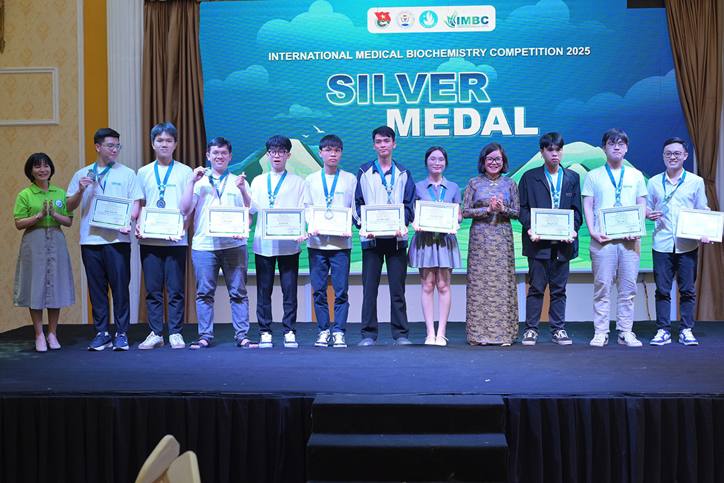 Huy chương Bạc: Nguyễn Thành Đạt sinh viên năm 4, Ngành Y khoa, Khoa Y HIU (thứ 4 từ trái sang) xuất sắc giành Huy chương Bạc tại IMBC 2025