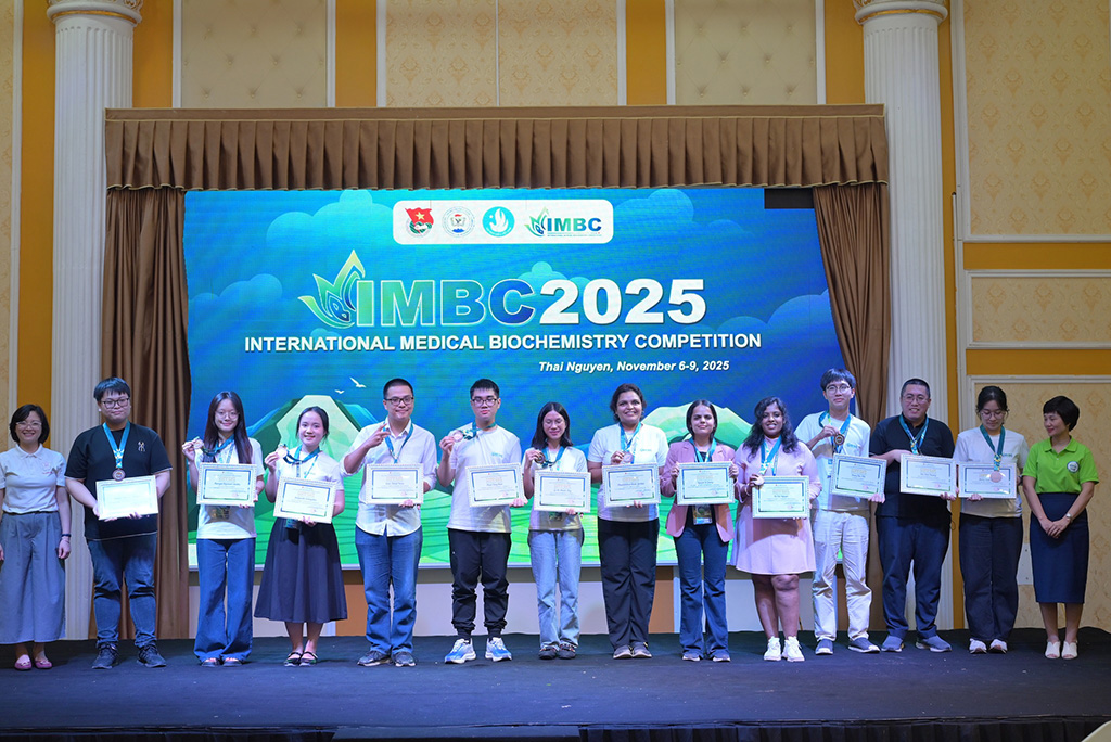 Bùi Nam Phương - Sinh viên năm 3, ngành Y khoa, Khoa Y HIU (thứ 3 từ phải sang) xuất sắc giành Huy chương Đồng tại IMBC 2025