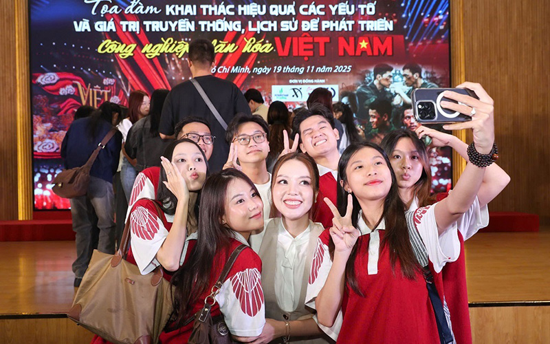 Sinh viên truyền thông HIU và bài học thực tế từ Tọa đàm công nghiệp văn hóa