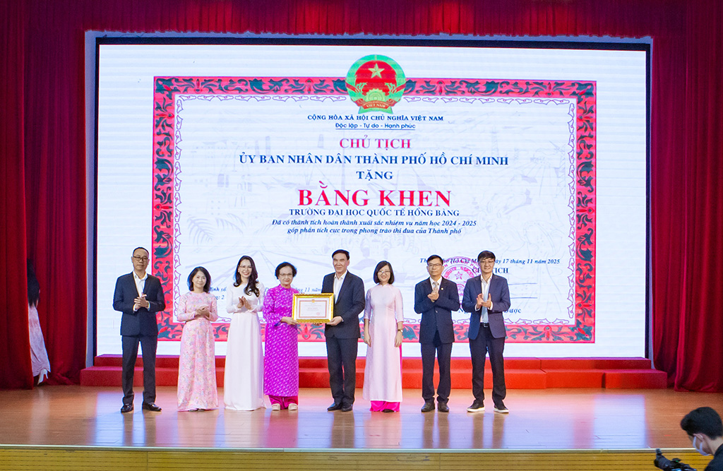 Ban Giám hiệu Trường Đại học Quốc tế Hồng Bàng vinh dự đón nhận Bằng khen của Chủ tịch UBND TPHCM từPGS.TS Trần Thị Trung Chiến - nguyên Bộ trưởng Bộ Y tế