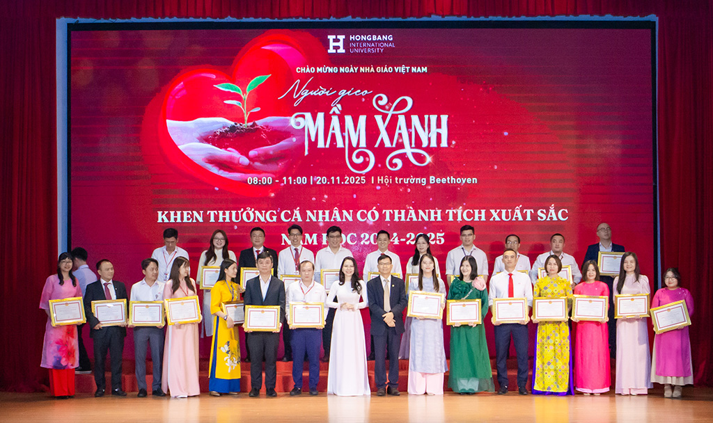 Khen thưởng các cá nhân có thành tích xuất sắc năm học 2024-2025