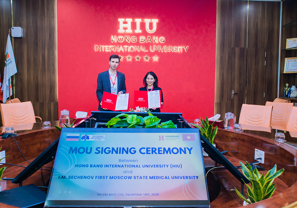 PGS.TS Dmitry Shchurov, Giám đốc Trung tâm Horizon Scanning, Đại học Y khoa Sechenov (Liên bang Nga) và PGS.TS.DS Nguyễn Thị Thu Thủy, Phó Hiệu trưởng Trường Đại học Quốc tế Hồng Bàng (HIU), thực hiện nghi thức ký kết Biên bản ghi nhớ hợp tác, ngày 14/12/2025.