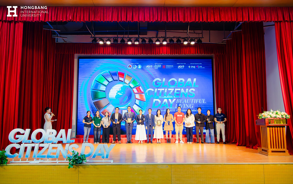 Các đồng chí lãnh đạo chụp ảnh lưu niệm tại Ngày hội Công dân toàn cầu 2024