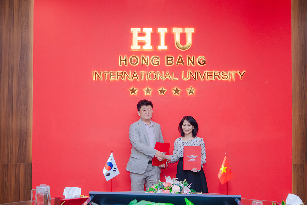 Ông Lee Sung-Hwan - Phó Hiệu trưởng Đại học Uiduk và PGS.TS.DS Nguyễn Thị Thu Thủy – Phó Hiệu trưởng Trường Đại học Quốc tế Hồng Bàng ký kết Biên bản ghi nhớ hợp tác ngày 09/12/2025