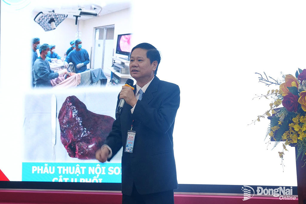 Giám đốc Bệnh viện Đa khoa Thống Nhất Nguyễn Tường Quang báo cáo đề tài tại hội nghị