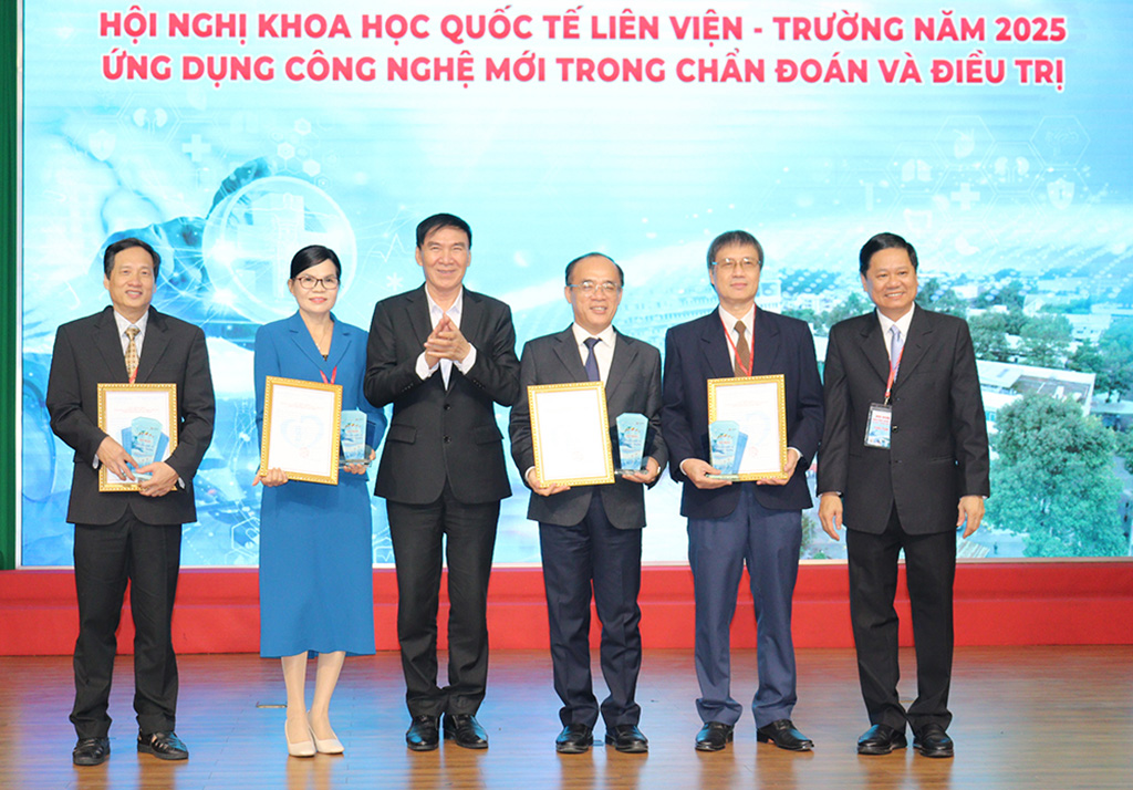 GS.TS.BS Phạm Văn Lình - Hiệu trưởng HIU (thứ 3, từ trái sang)  tặng kỷ niệm chương và chứng nhận cho Chủ tọa đoàn phiên ngoại khoa