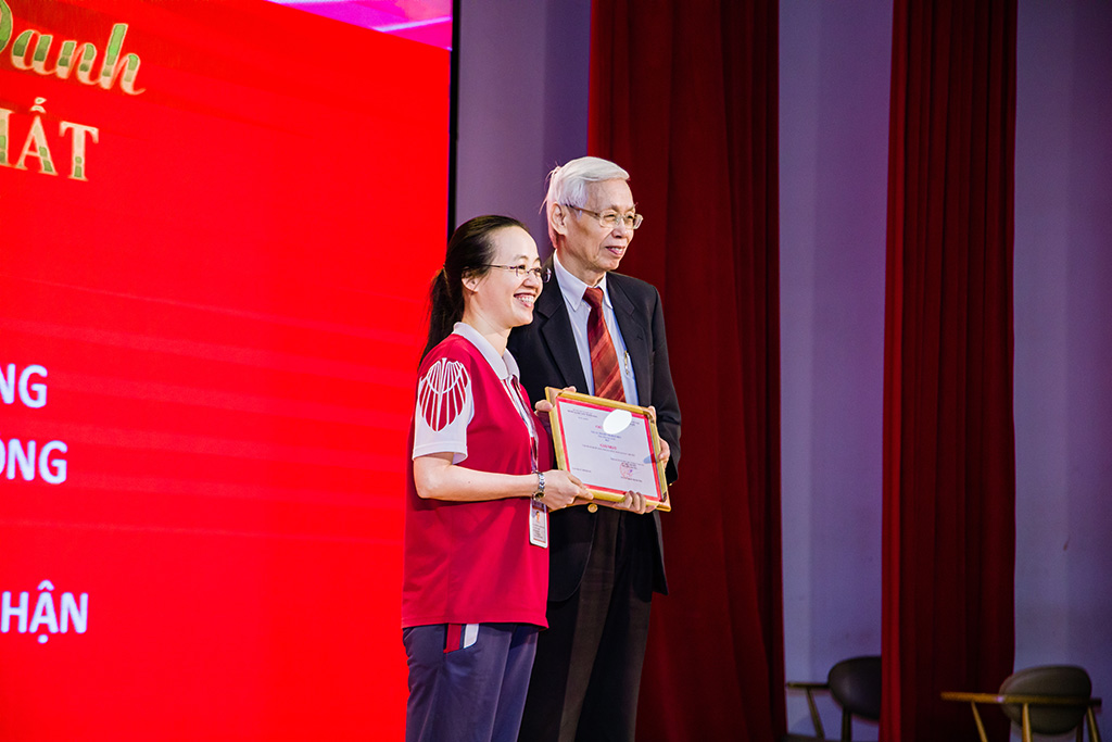 PGS.TS. Lê Văn Truyền trao Giải Nhất cuộc thi cho Nguyễn Thị Bích Thủy, sinh viên Khoa Khoa học Xã hội và Nhân văn.