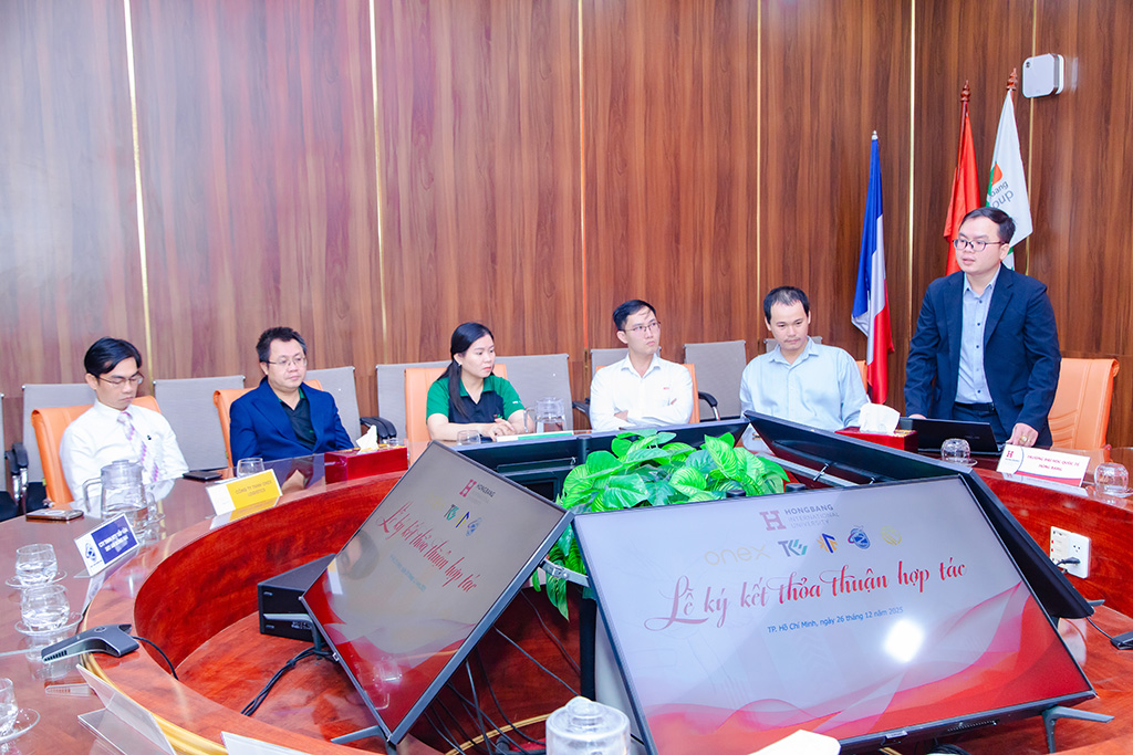 TS. Đặng Thanh Tuấn, Phó Trưởng khoa phụ trách Khoa Công nghệ Kỹ thuật, chia sẻ định hướng đào tạo gắn với doanh nghiệp tại sự kiện.