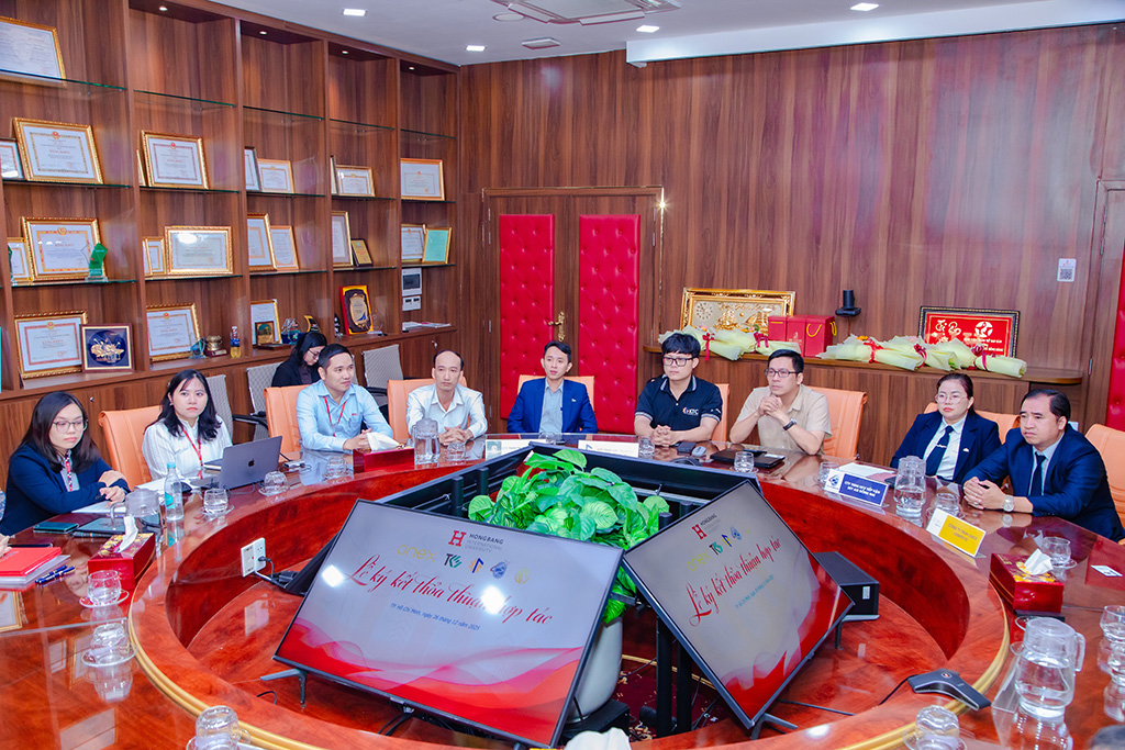 Đại diện các doanh nghiệp đối tác tham dự Lễ ký kết Biên bản ghi nhớ hợp tác giữa Khoa Công nghệ Kỹ thuật Trường Đại học Quốc tế Hồng Bàng và các đơn vị đối tác.