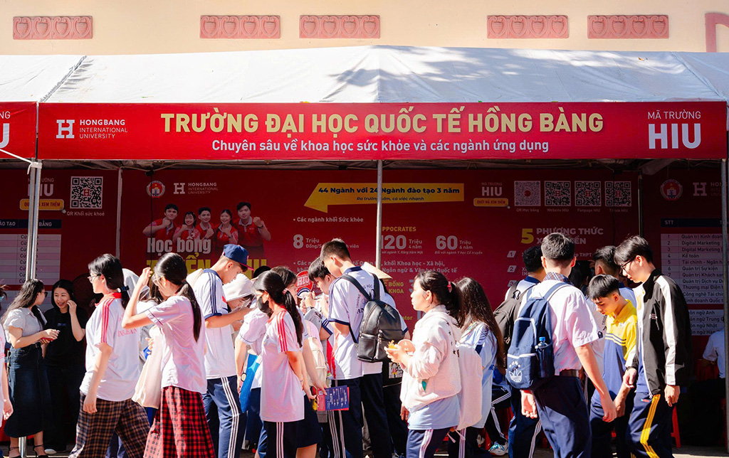 Các em học sinh cấp 3 được tư vấn tại chỗ về khoa, ngành học từ chính giảng viên đang giảng dạy.