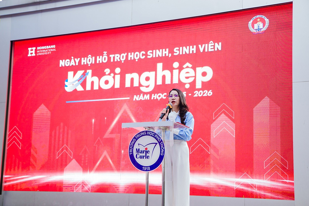 ThS.NCS Trần Thúy Trâm Quyên - Phó hiệu trưởng HIU phát biểu tại ngày hội