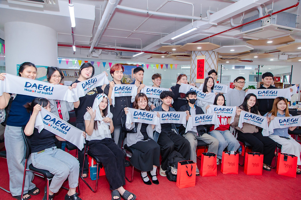 Sinh viên HIU giao lưu với đại diện đoàn thành phố Daegu (Hàn Quốc), tìm hiểu thông tin về môi trường học tập và cơ hội học tập tại các trường đại học Hàn Quốc.