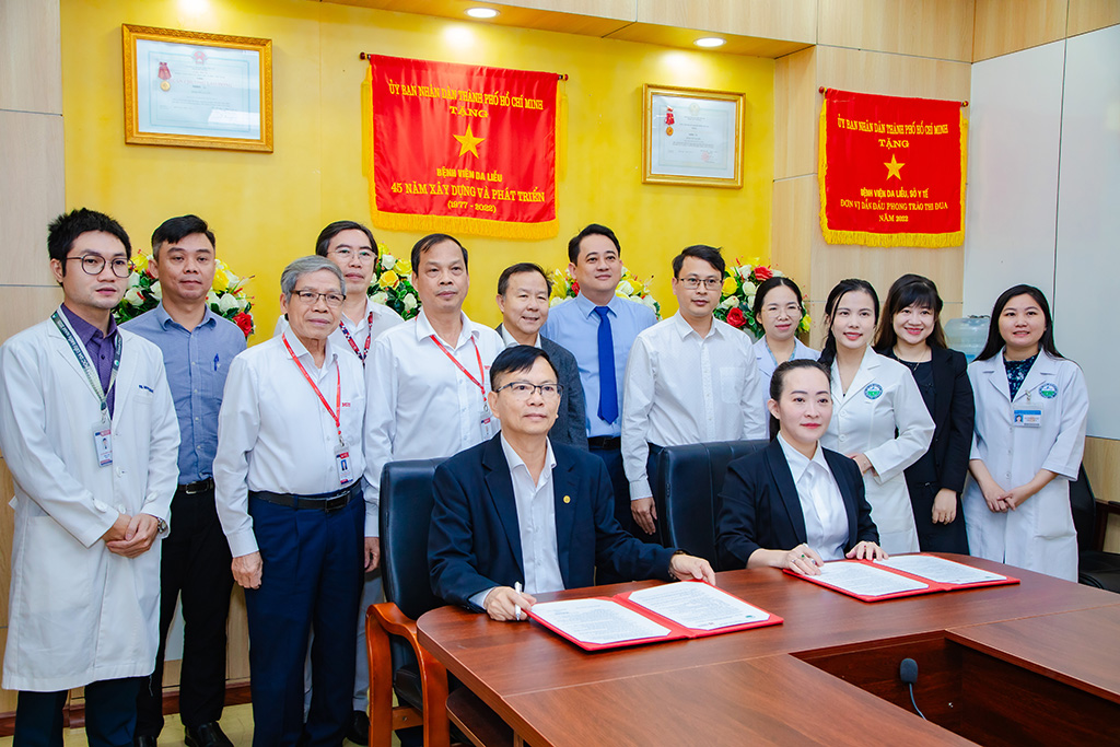 PGS.TS Lê  Khắc Cường và  BS.CKII Nguyễn Thị Phan Thúy đại diện hai đợn vị ký kết Biên bản ghi nhớ hợp tác