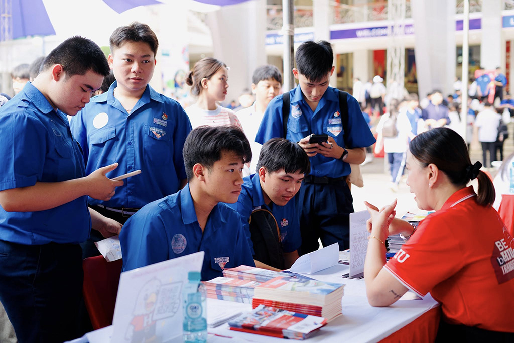 Học sinh THPT tìm hiểu các ngành đào tạo đại học năm 2026 của HIU