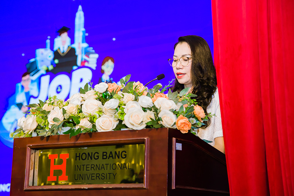 : ThS. NCS Trần Thúy Trâm Quyên - Phó Hiệu trưởng HIU phát biểu khai mạc chương trình