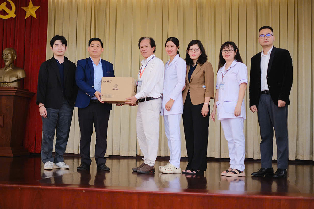 Đại diện đoàn trao tặng sách và những phần quà nhỏ, gửi gắm tình cảm và mong muốn “Tủ sách yêu thương” sẽ đồng hành cùng bệnh nhân trong quá trình phục hồi