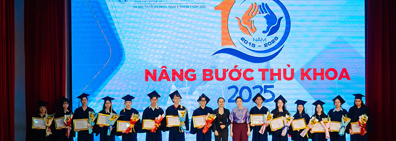 Sinh viên Y khoa HIU nhận học bổng Nâng bước thủ khoa 2025
